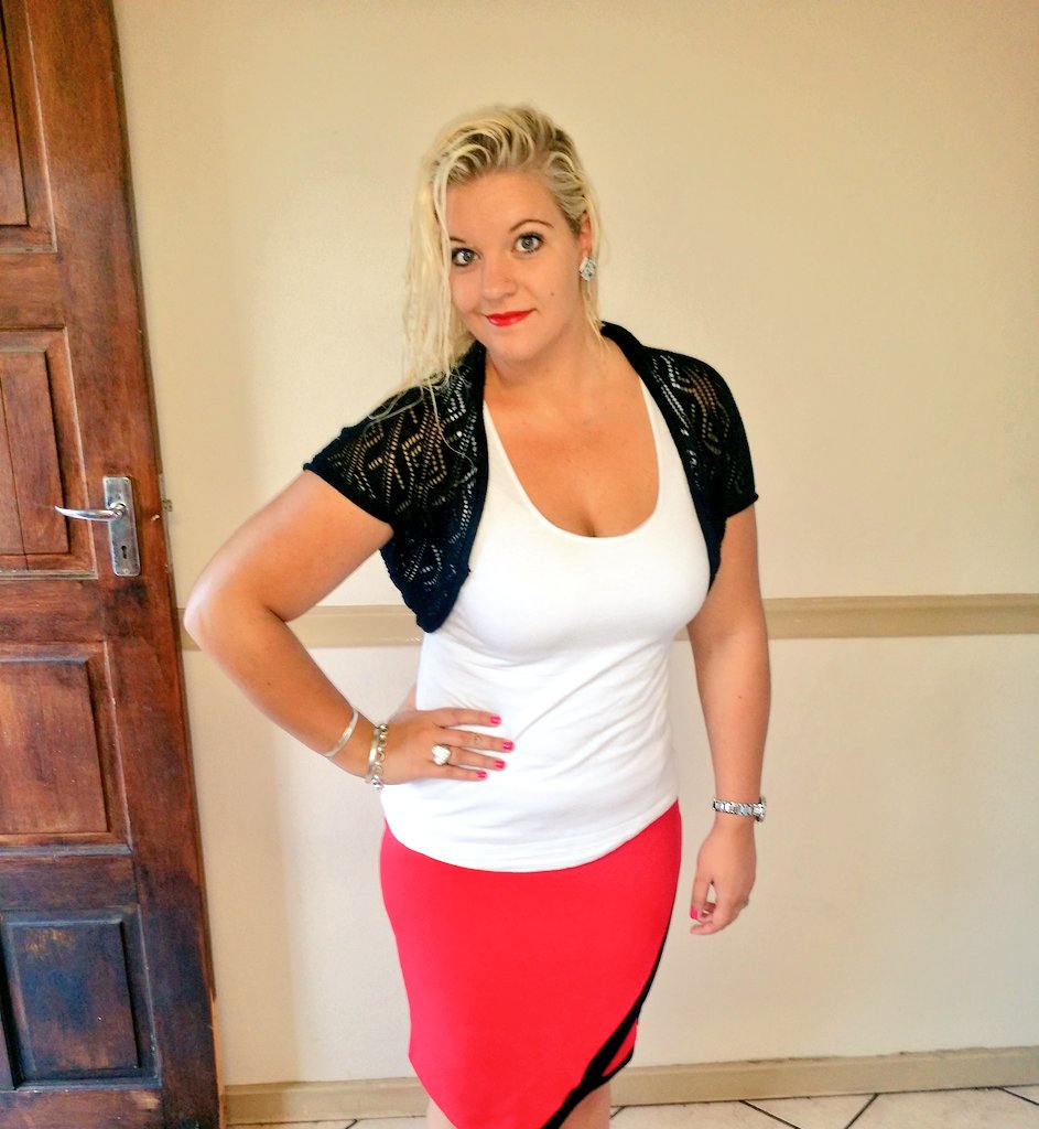 GroblerLeeAnn's tweet photo. #backatwork #newday #redlips #blondehair #curlywaves #justme https://t.co/9x60YRebUn