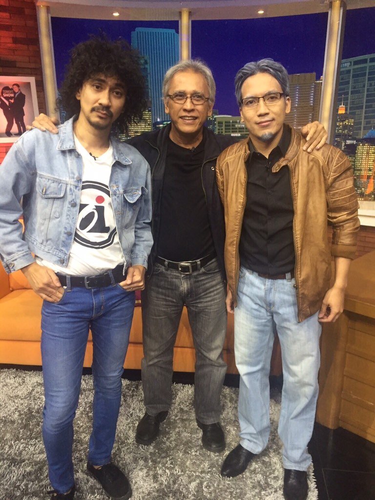 desta80s's tweet photo. Malam ini ada 3 Iwan Fals di @TonightShow_NET jam 23.00 WIB!! Don't miss it!! @netmediatama https://t.co/TX3WwYJNHq
