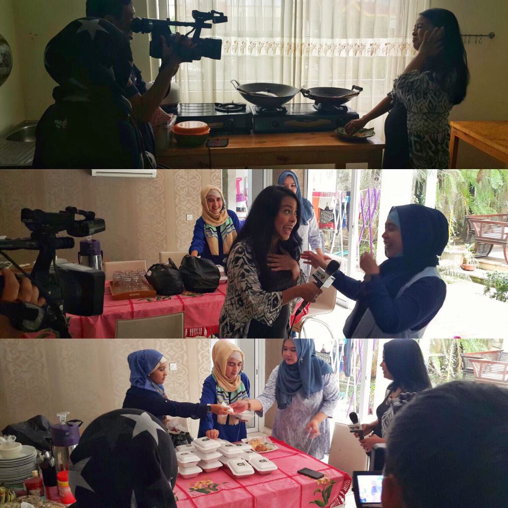 Mba <a href="/tantrikotak/">Tantrisyalindri</a> dan mas <a href="/ardaNaff/">Arda Naff</a> yang antar langsung pesanan salah satu customer hari ini!