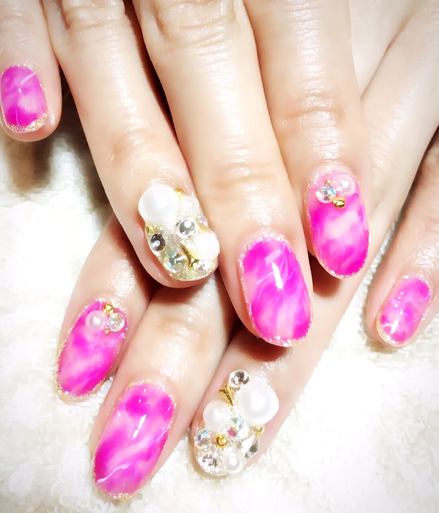 ay_n1001's tweet photo. ネイルも新しくし、コンサートまであと2日！
#newnailはまたもやpink
#ピンククリアマーブル
#ストーン敷き詰めお気に入り
#早くバナナ振りたい https://t.co/phKooCm5C8