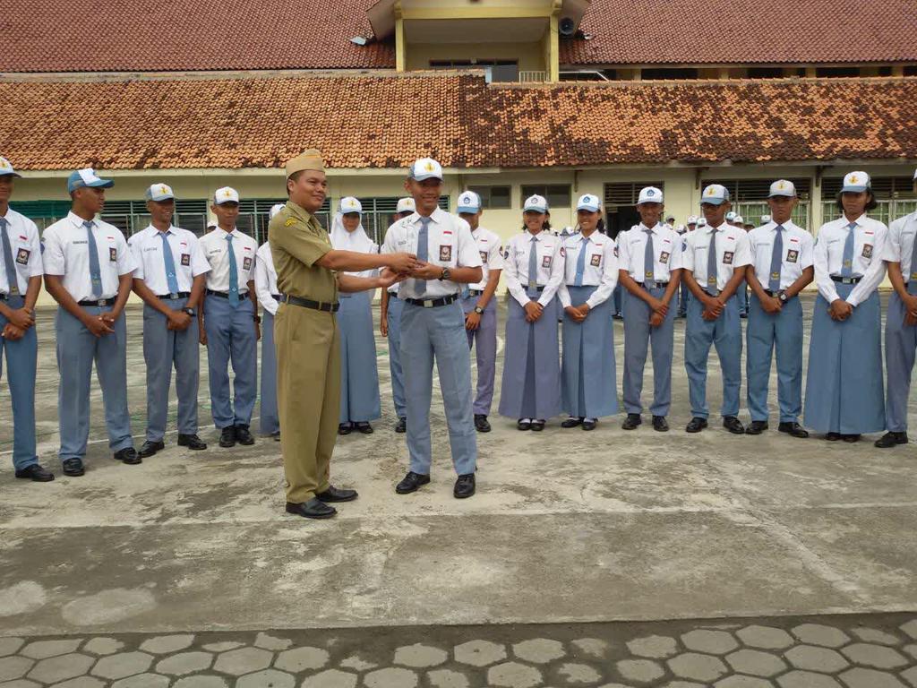 Penyerahan Tropi oleh Pemuda Paskupbara kepada Kepala Sekolah atas presatasi yg telah kita raih😊