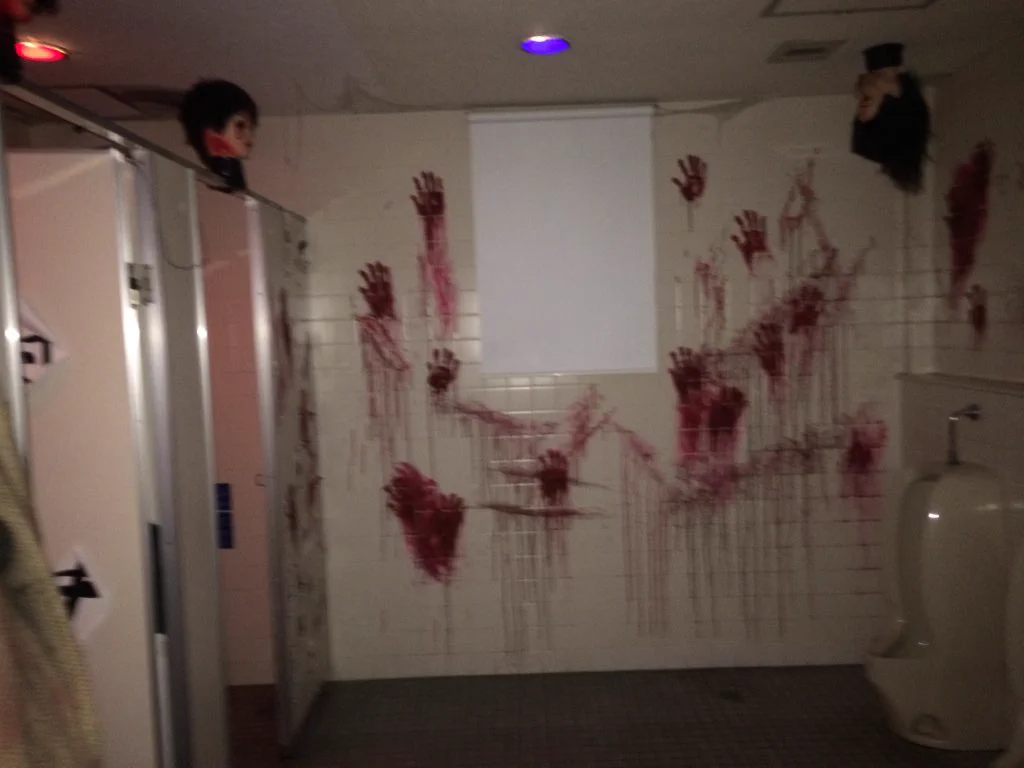 ヒェ～ッｗｗｗｗｗ、ハウステンボスのトイレいくらなんでもホラー過ぎるｗｗｗｗｗ