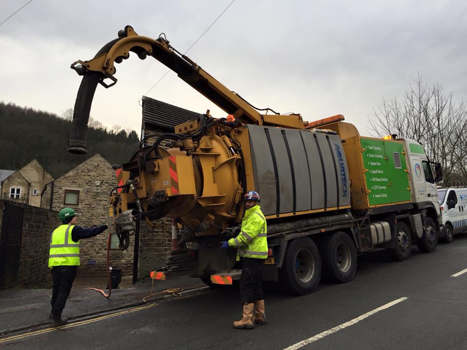 WasteCleanGroup's tweet photo. The Wasteclean team helping local small businesses, pumping cellars for a variety of householders #flooding #floods https://t.co/qziu8y0BN1