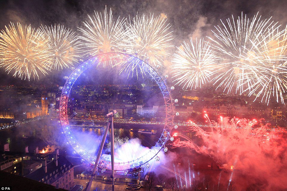 Beauprisme2's tweet photo. Bonne année voici célébrations de 2016  à Londres pour la nouvelle année. On espéré que vous vous êtes bien amusés. https://t.co/D8kmp9plCK