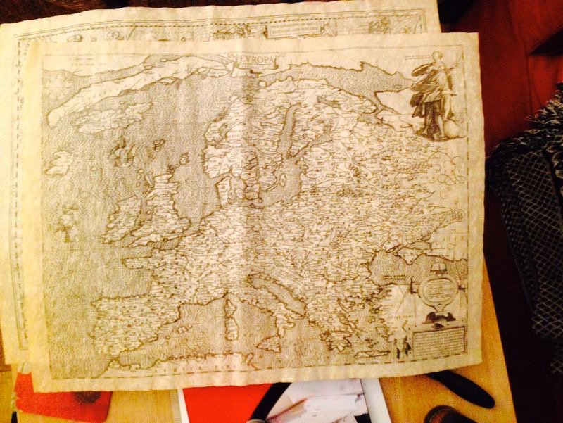 Using old maps as wall hangings! #interiordesign #secondhand #peachandleach