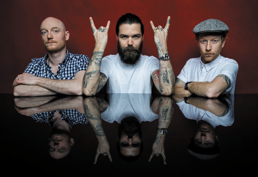 AllTheRiffs's tweet photo. Biffy Clyro debut new track 'On A Bang' live https://t.co/b7cBJBXrbA via @diymagazine https://t.co/ZB5l79lH1d