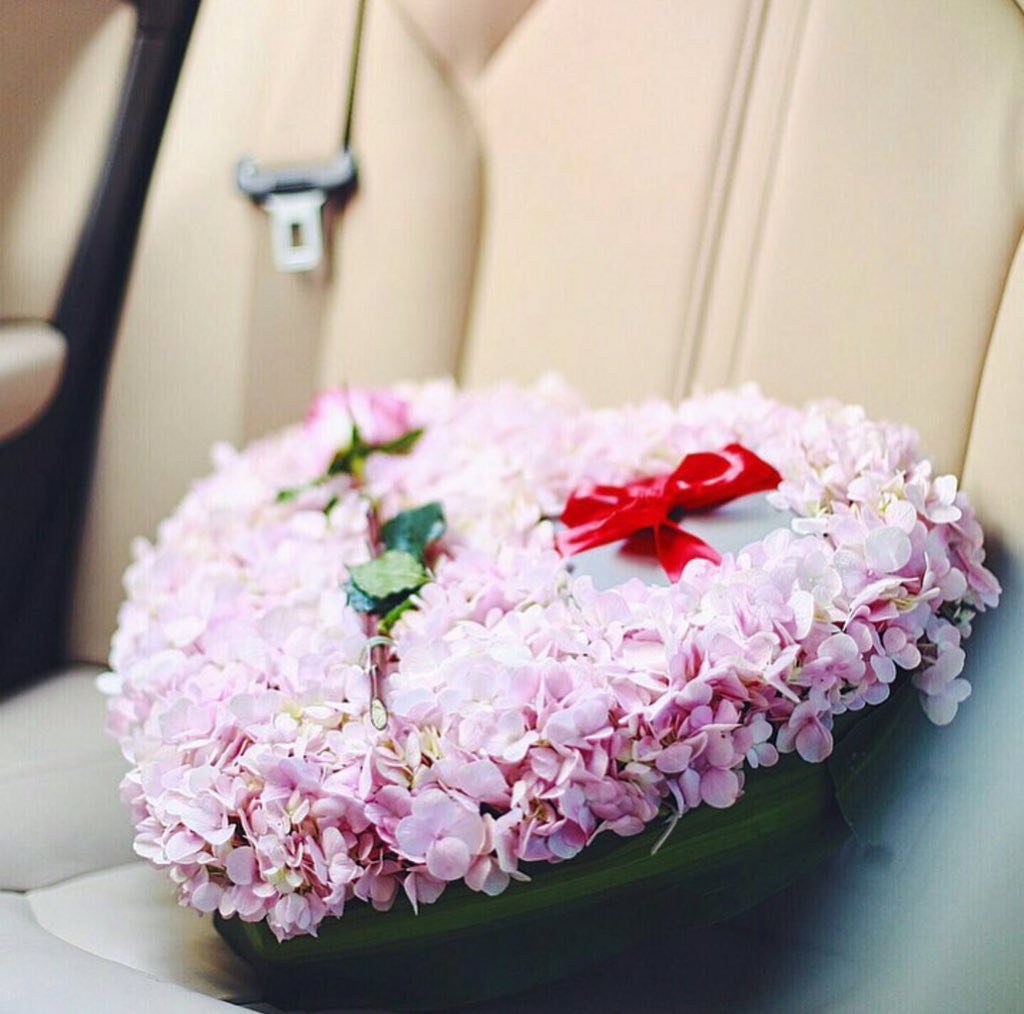 ما عاد أميز بين صادق وكذاب
مادام صار الكذب فن وشطاره
٠
أدقق النظرات بوجيه الأصحاب
خايف تكون وجيههم مُستعاره