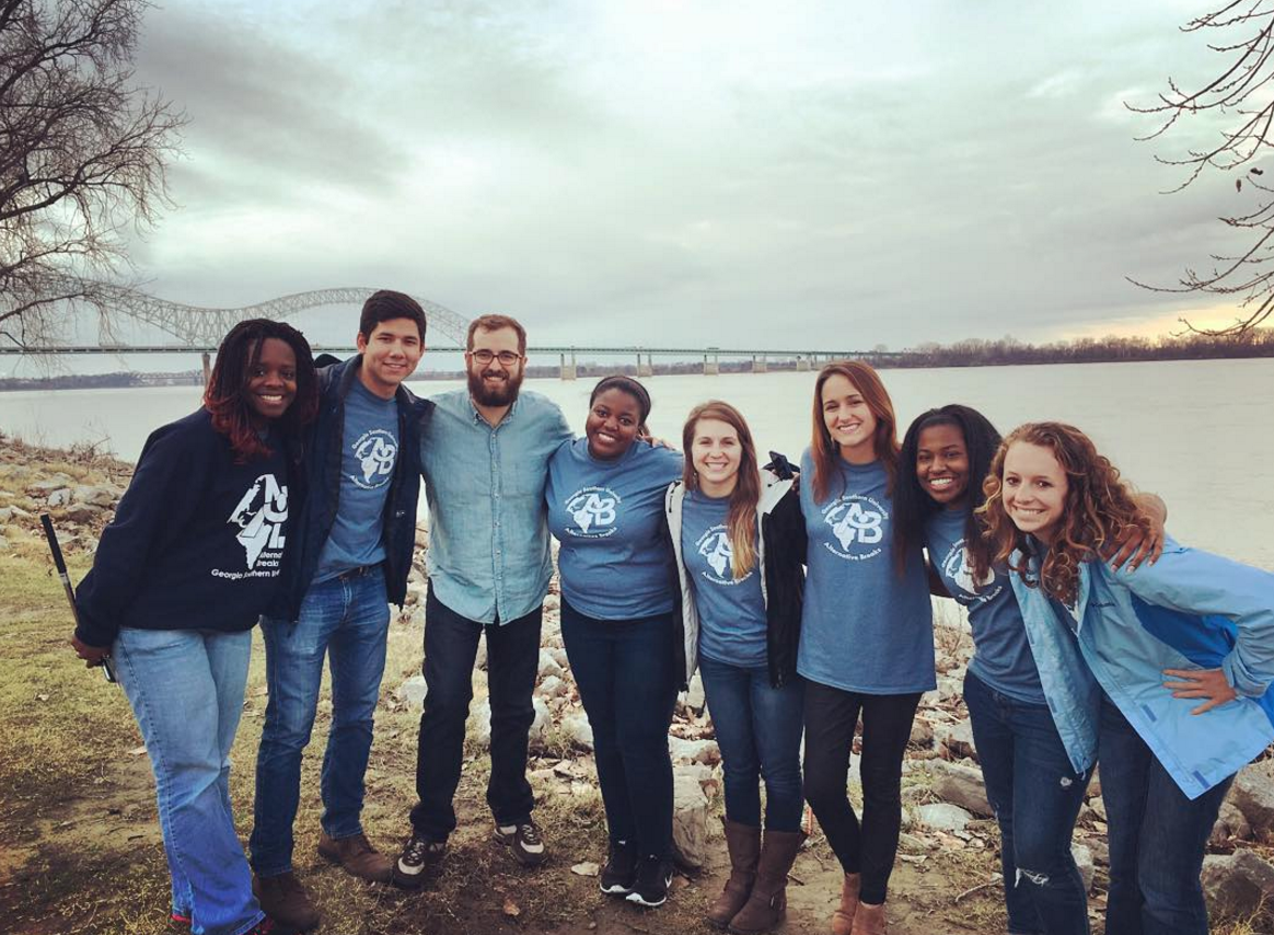 choose901's tweet photo. Are you a college student looking to make a difference in #Memphis? Check out @serve901 -> https://t.co/5CCo6WPupI https://t.co/PaGn5F9i0u