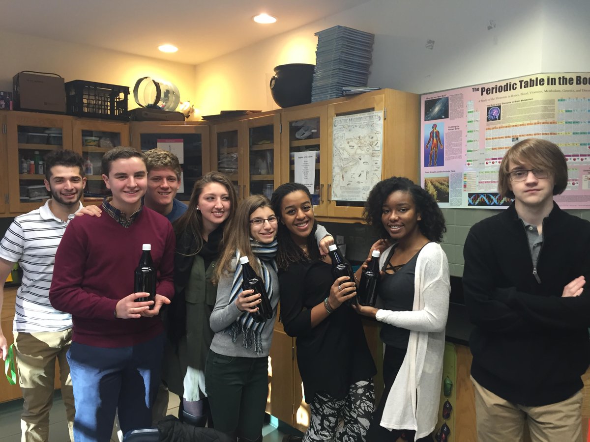 mszeffer's tweet photo. Slot 5 Biology showing off their homemade root beer! @TheHarveySchool #funwithfermentation #scied #harveyscience https://t.co/rJTUIpSeiv