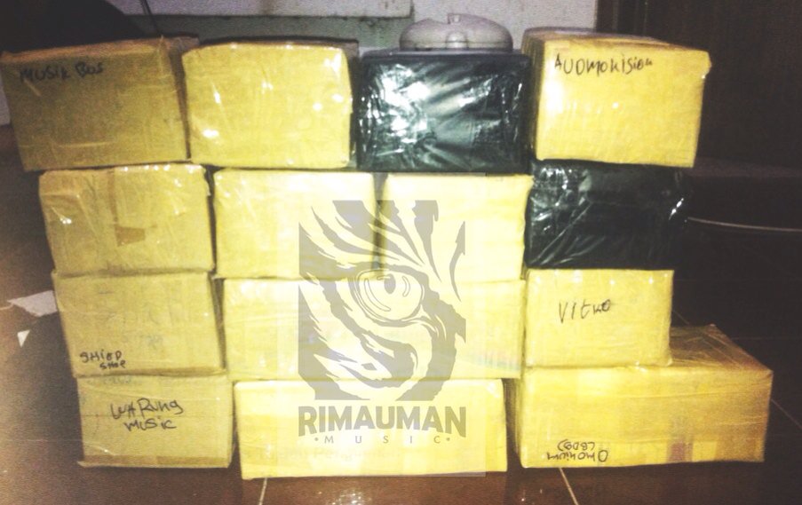 Paket CD 'ARTMOSHPIT Compilation Album' siap untuk dikirim &amp; didistribusikan di 14 kota di Indonesia #ARTMOSHPIT