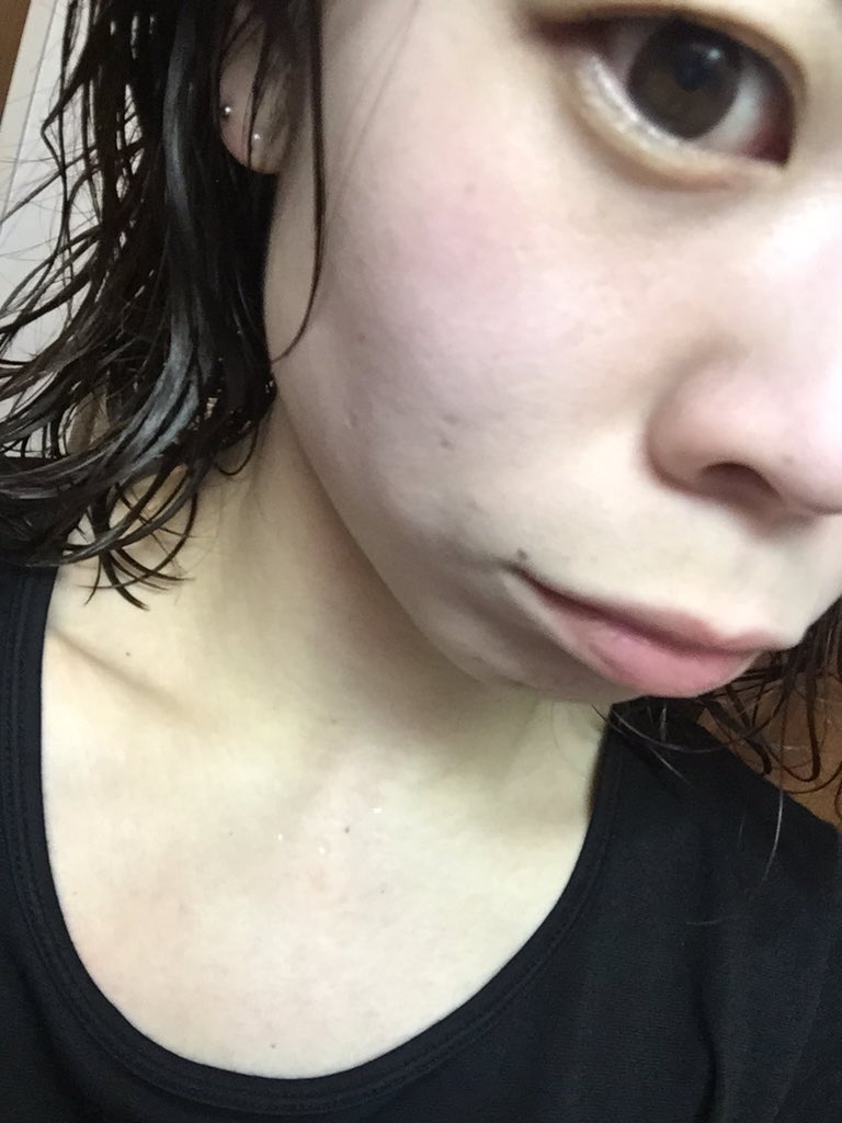 もも 透明白肌の洗顔と洗い流すパック使った 元々色白なほうだから口コミみたいにワントーン上がるのわかるかなって思ってたけど お風呂上がったら白っ ってなったw これは加工なしで洗面所のライトの効果で余計白く見えるけど 首との差www T Co