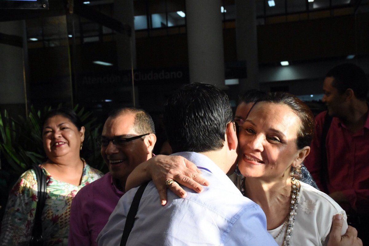 AlejandroChar's tweet photo. Quiero que cada vez que la gente nos visite sienta esta calidez y cariño que ustedes recibieron hoy al llegar aquí. https://t.co/t2x85Aq3Jc