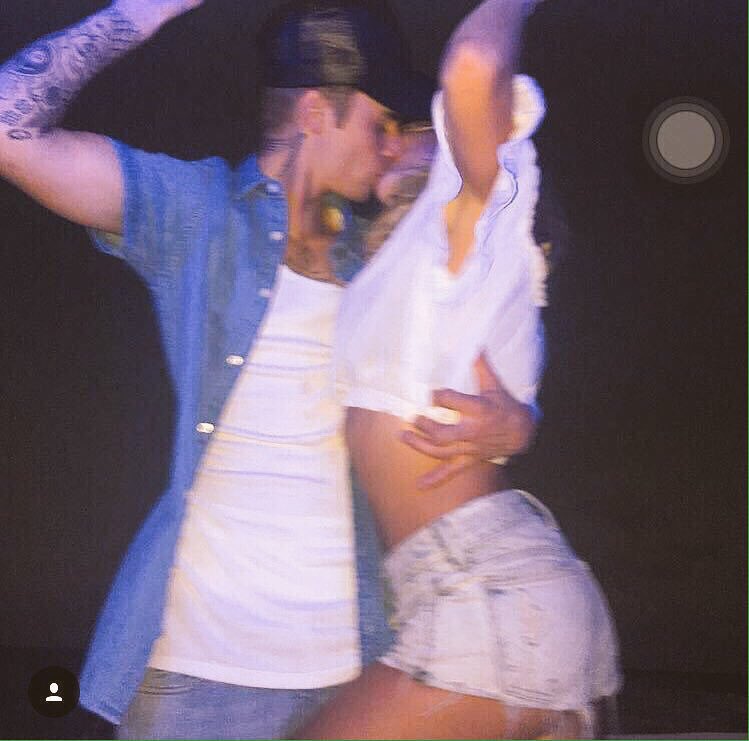 g_4e20_'s tweet image. Pessoas brigando e eu me perguntando onde eles tão segurando #JelenaTapeteDoJailey