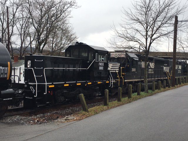 curry_rail's tweet photo. Our first industrial switcher, manufactured right here in PA, being shipped to its new owner! #madeinPA #freightrail https://t.co/r1UP2Xdfz8