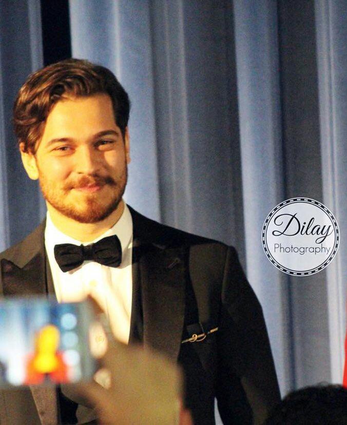 rewidova's tweet photo. Çağatay Ulusoy at the Delibal  Preimere @cagatayulusoyy https://t.co/NshOTHy8E7