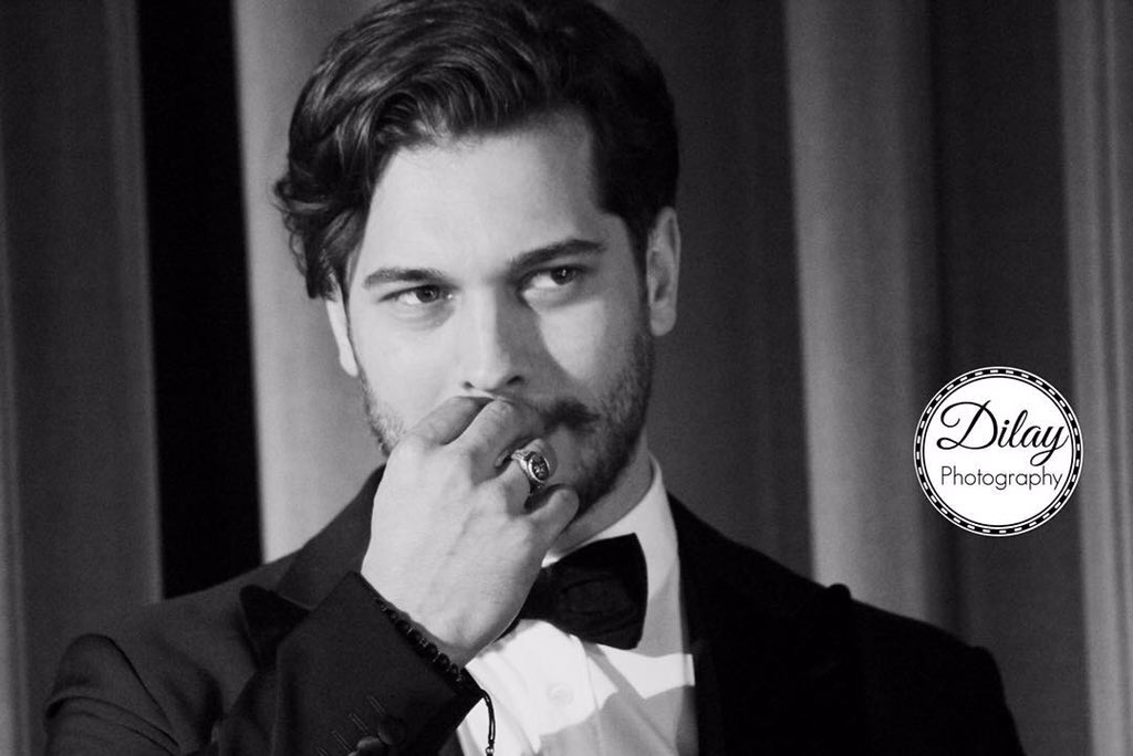 rewidova's tweet photo. Çağatay Ulusoy at the Delibal  Preimere @cagatayulusoyy https://t.co/NshOTHy8E7