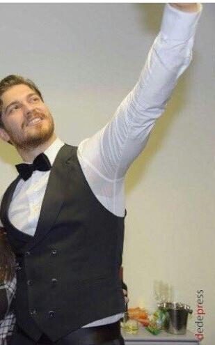 rewidova's tweet photo. Çağatay Ulusoy at the Delibal  Preimere @cagatayulusoyy https://t.co/NshOTHy8E7