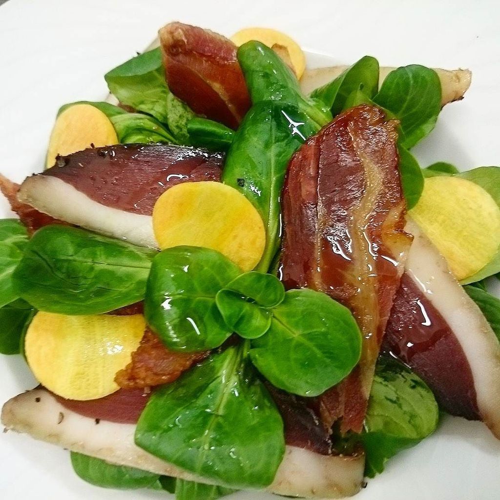 RT twitter.com/Bistronomique/… Salade de mâche et duo bacon et magret séché maison.... #menubistronomique #salade #mâ…