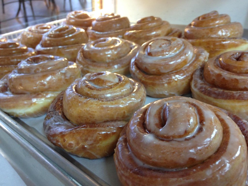 SSDonutsCafePVA's tweet photo. We finally have snow flurries outside! Come warm up with our hot and fresh cinnamon rolls! https://t.co/DJUjuC5oVB