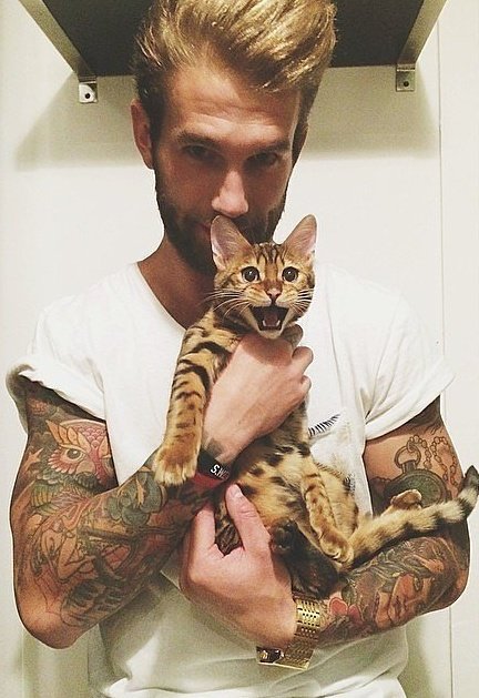 xMatthewConnor's tweet image. Tharis dice "hola".