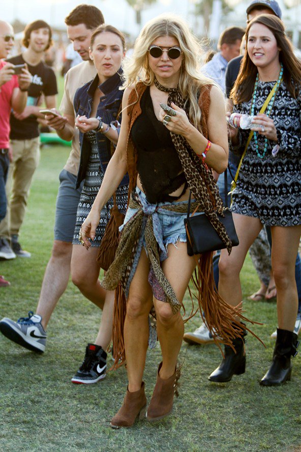 EleanorJShore's tweet photo. Dreaming of warmer days... We love how Ferggie styled her scarves <3 https://t.co/UnaQeBGaQM