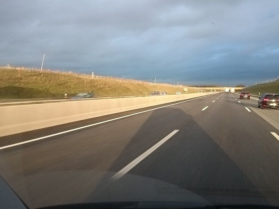 MoBlume's tweet photo. Endlich wieder Rechtsverkehr! #BackinGermany #DartsWM #RoadtoAllyPally #zuruecknachHause #dankedarts @SPORT1 https://t.co/nAvTIwFTdc