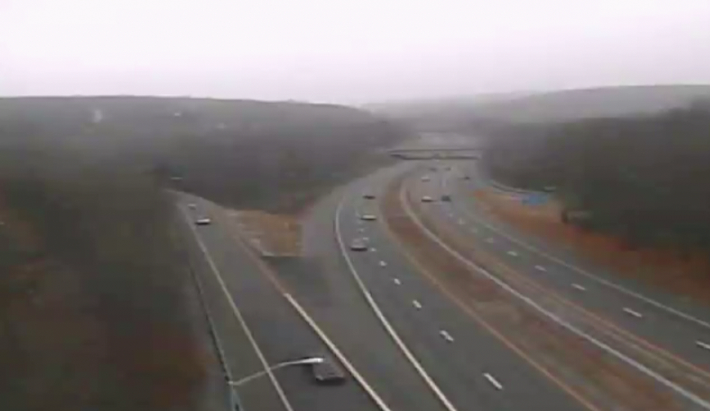 NicoleNalepaTV's tweet photo. Starting to see a little snowflake action in my traffic cams along I-395! #HappyWinter #flakesareflying #WFSBtraffic https://t.co/9H1JK2aoEi