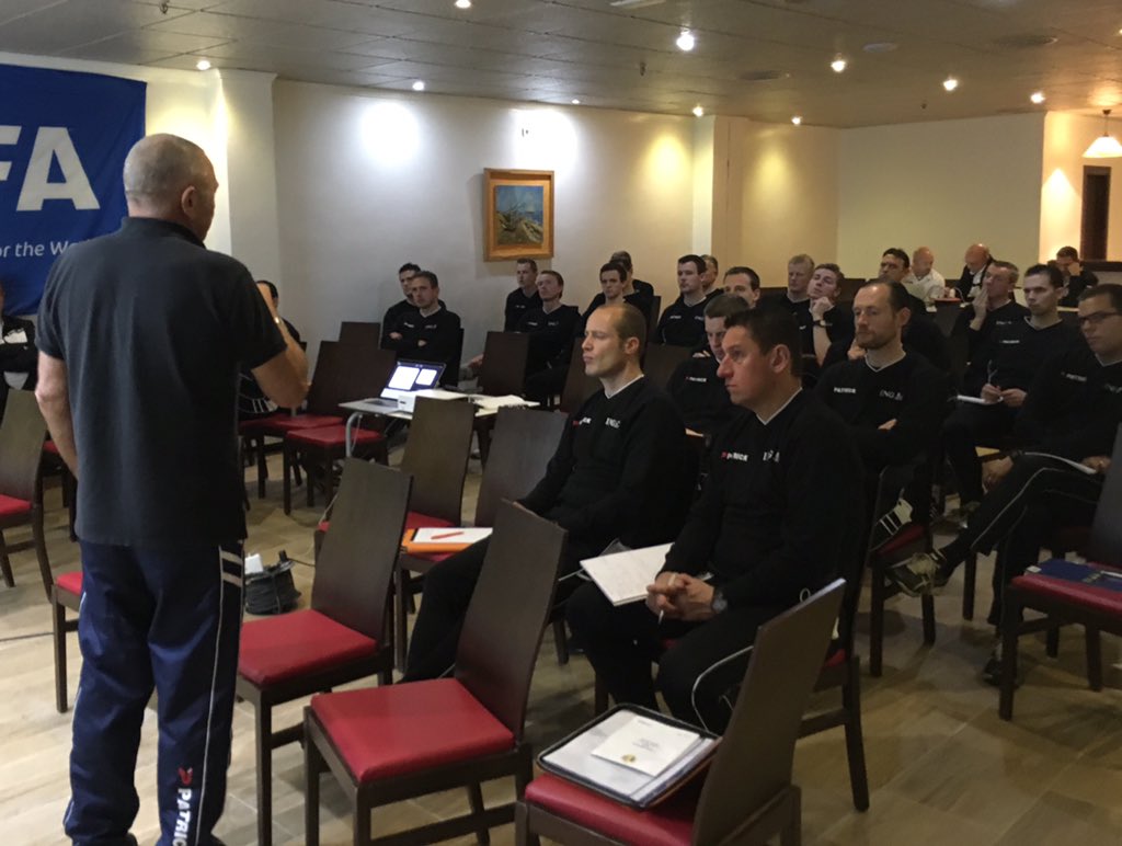 RoyalBelgianFA's tweet image. Onze refs werken een mental session af met sportpsycholoog Jef Brouwers #stagerefs