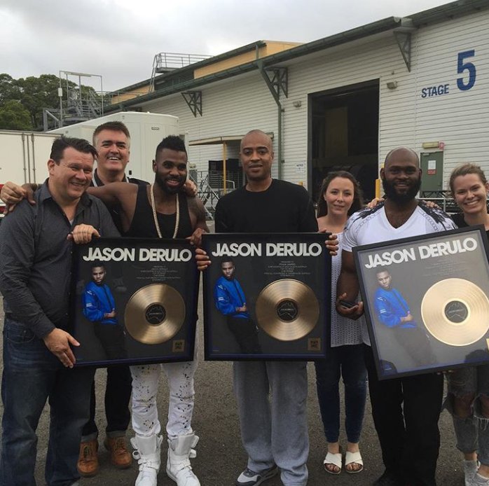 QueenDeruler's tweet photo. Cual es tu canción favorita de Jason!?😊💥💓 https://t.co/Q4nNcWDvbq