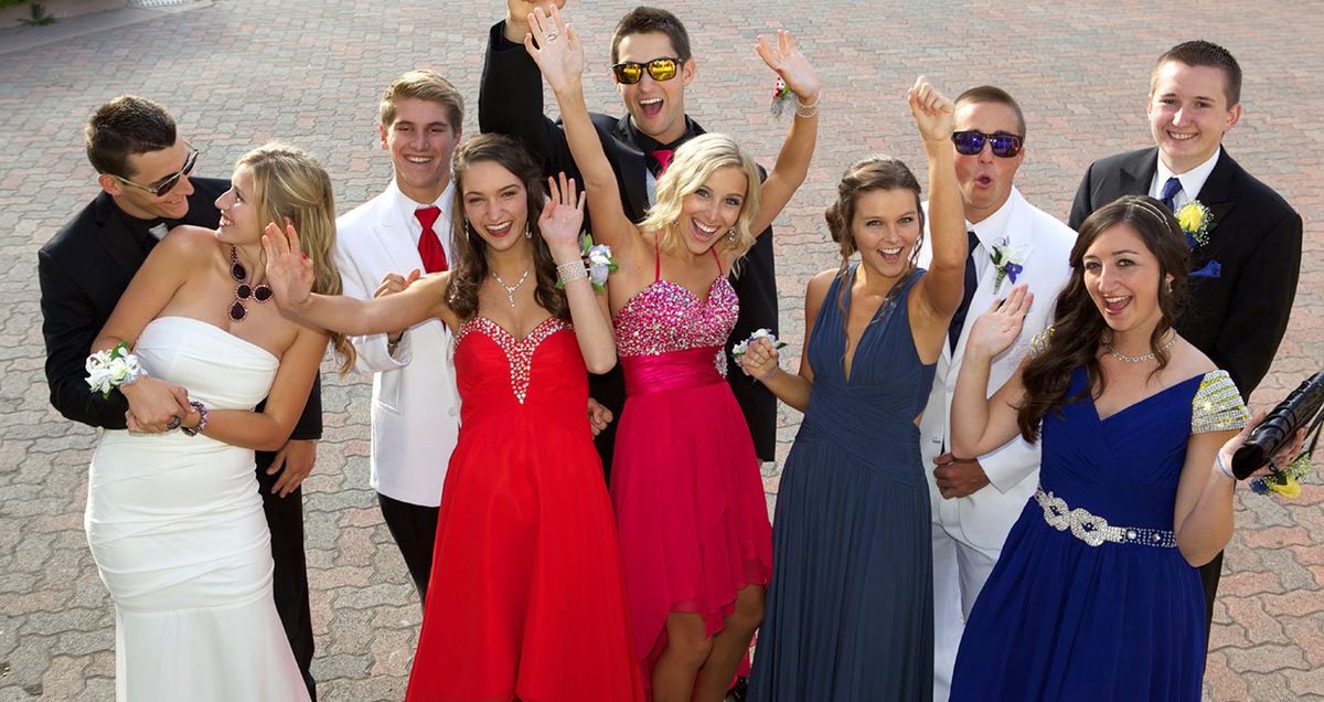 í dag er nákvæmlega mánuður í ÁRSHÁTÍÐ FRAMTÍÐARINNAR! 
RT og tveir heppnir geta unnið miða á þessa snilld! 🎉🎉