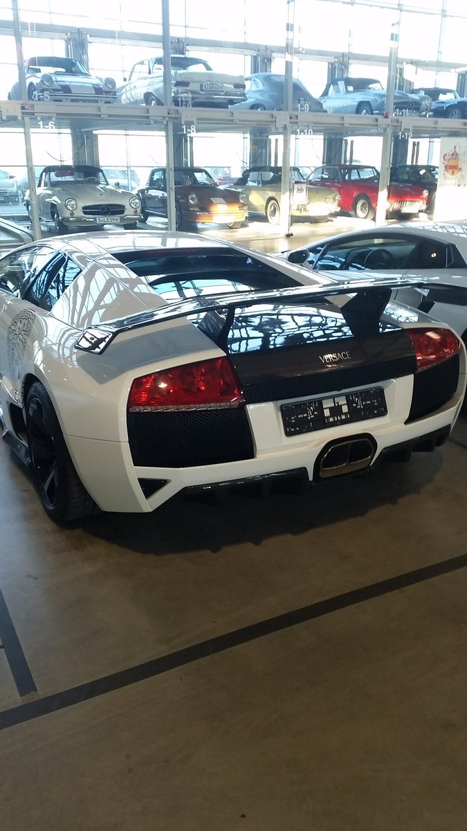 officialfvbian's tweet photo. @therealmoneyboy ich komm vor im Versace Lambo und du bitch kommst mit alten autos #VERSACEVERSACEVERSACE https://t.co/XClamGs0QX
