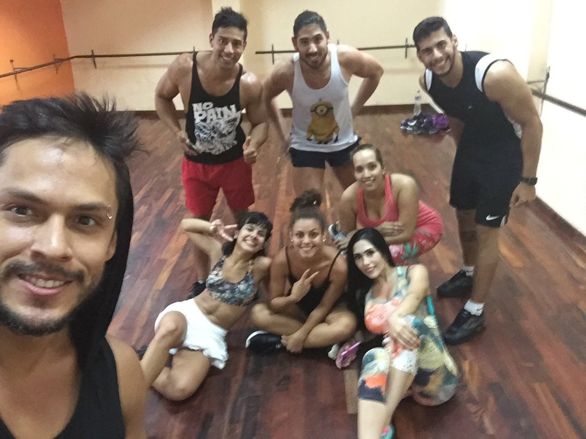 cristianelrasta's tweet photo. Ensayo a full equipo de primeraaaaaa #Macumba #SeVieneee #IvanCoach #RocioAlumna ๐๐๐๐๐@BarriosRossana @Arturitich https://t.co/KA8JSyGGsJ