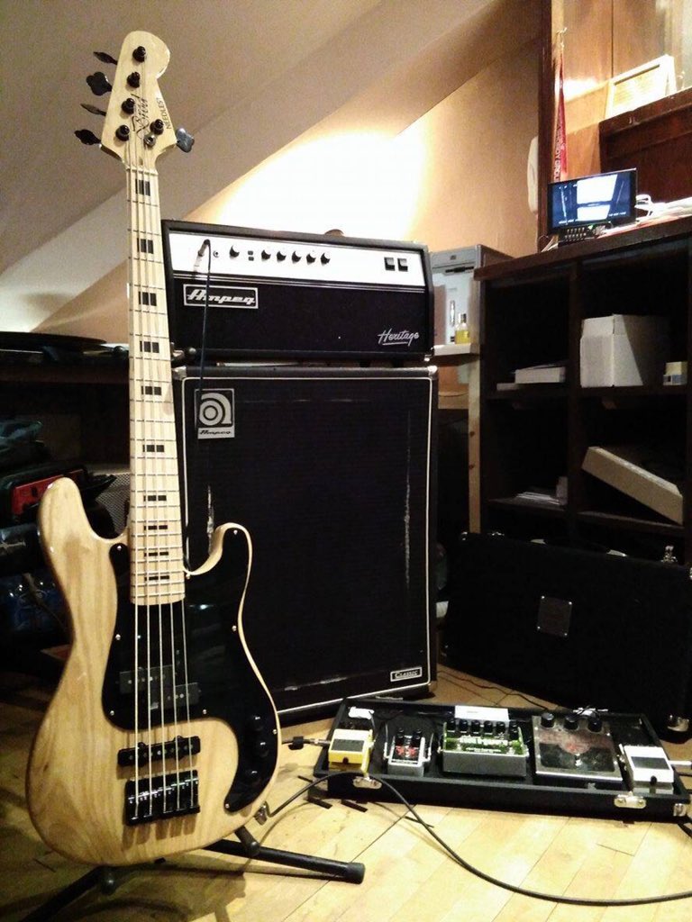 ANTfansITA's tweet photo. Il nuovo #Needles1 by @Brodguitars di @brodyvox @ANewTomorrowUk #musica #rock #basso #londra #uk https://t.co/QANEeTtPLd