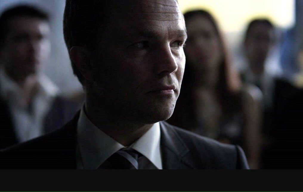 KainAbelson's tweet photo. Gidderu å slå på lyset, Jon?
Nei.
Mørkt her.
Heter ikke mørkt. Heter nordic noir. 
#mammon2 https://t.co/veuKJcDdRA