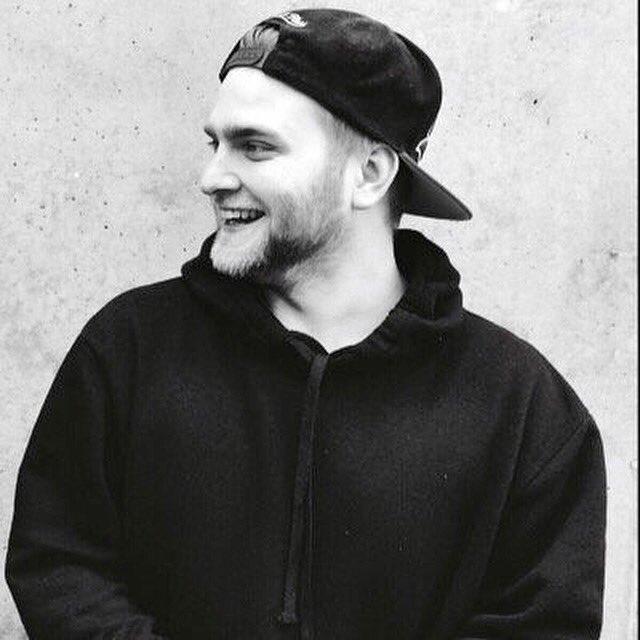 mikaelsimpson's tweet photo. Vores hemmelige vรฅben i programmet Simpson & Leth pรฅ P8Jazz er Svenne Lund Jensen. ๐๐ป๐ป๐๐ผ #klip #overblik #rolighed https://t.co/O1elsgwFwp