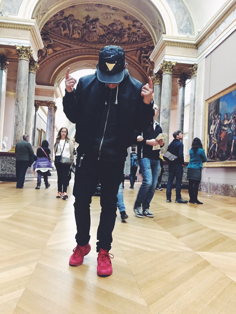 TheRealLiont's tweet photo. Schlaft schön ihr netten Kreaturen! ❤️✨

Hier ein Bild von mir Louvre, ich habe heute die Mona Lisa angegrinst! 😊 https://t.co/ya12HNavAF