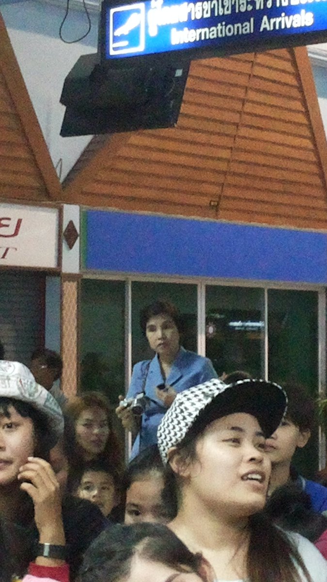 JCWY1998's tweet photo. เมื่อหนูไปติ่งไอดอลเกาหลีที่สนามบิน.....หันมาเจอครูรร.ตัวเอง #WelcomeJackBamtoThailand #กูจะไม่ยอมเห็นรูปนี้คนเดียว https://t.co/I0rbhRfbrP