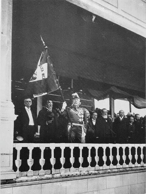 Porfirio Díaz dando el Grito de Independencia