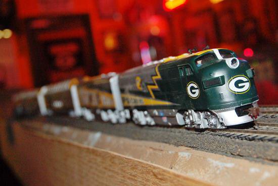 PACKERS FOLLOW TRAIN! Retweet this tweet &amp; follow everyone else who does! Follow more Packers fans by participating!