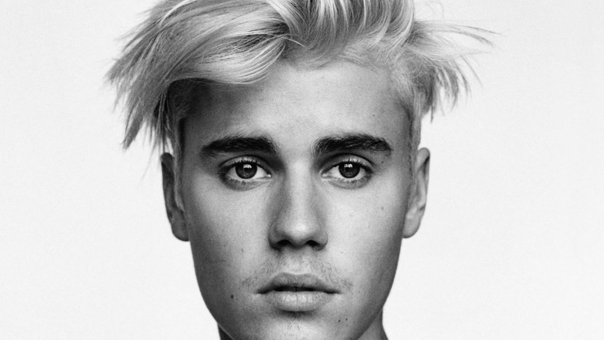 officialcharts's tweet photo. .@JustinBieber is looking good for a 5th week at No.1 in the UK with Love Yourself: https://t.co/BIyEdkAtKB https://t.co/GOPirSPj3j