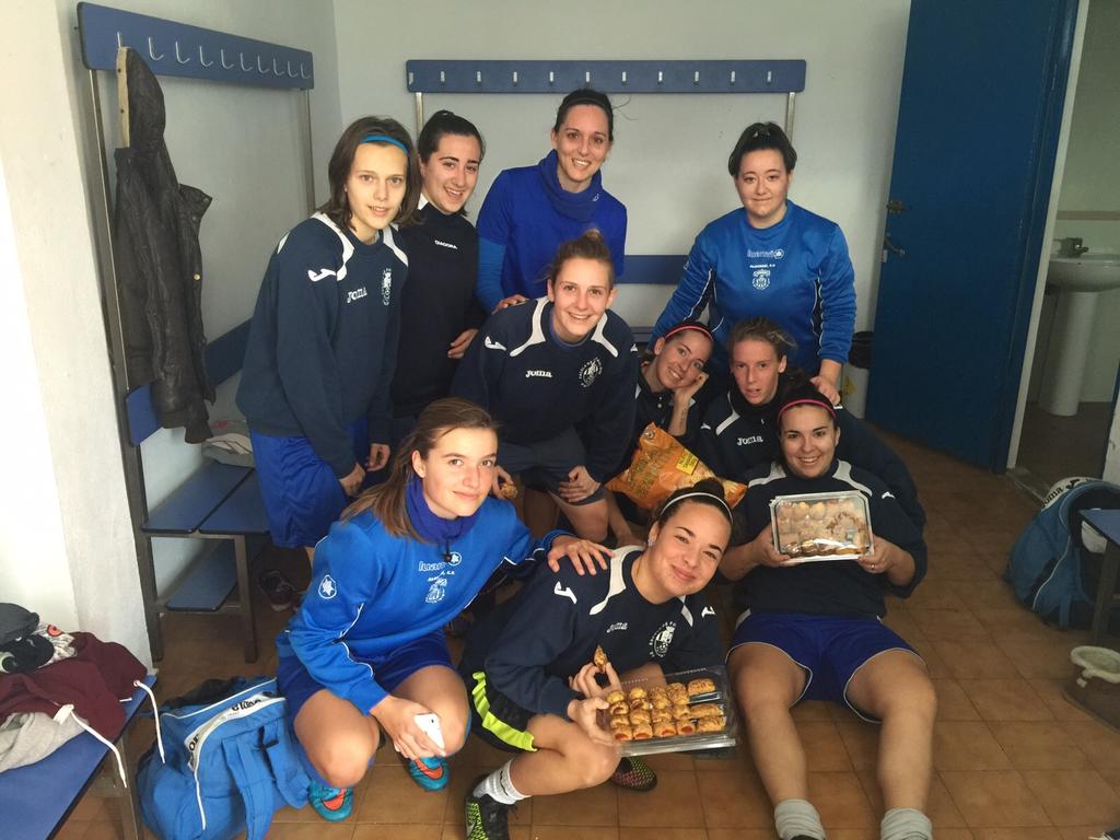 udalginet1516's tweet photo. Celebració del aniversari de la jugadora @LauraGalan_11 #equip #amuntblavetes https://t.co/66E99dV9ET