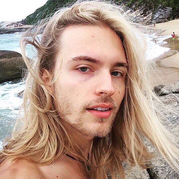 wtfsuu's tweet photo. aquele momento que um homem tem o cabelo melhor que o seu https://t.co/gkoKXMCNh3