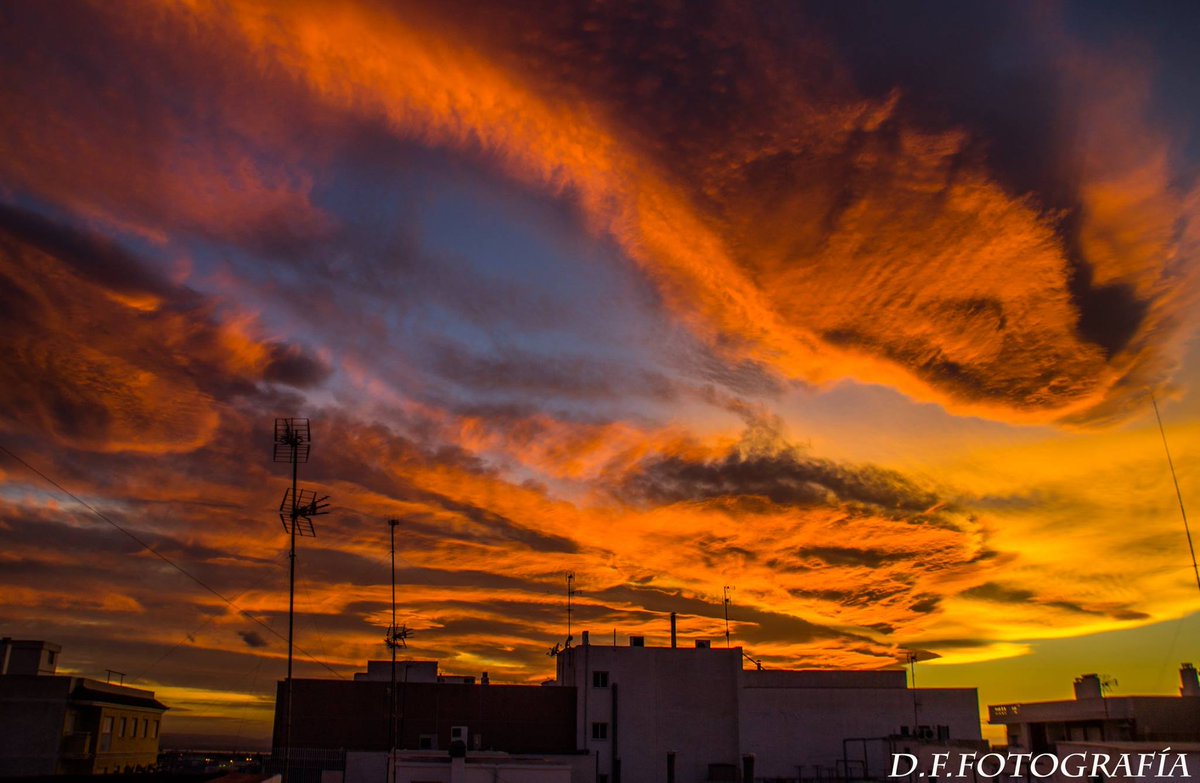 MeteOrihuela's tweet photo. ¡Puro espectáculo en el cielo!. Atardecer de hoy captado desde #Elche (#Alicante). Imagen: @Danielferrer28. https://t.co/3yjXQLSA6M