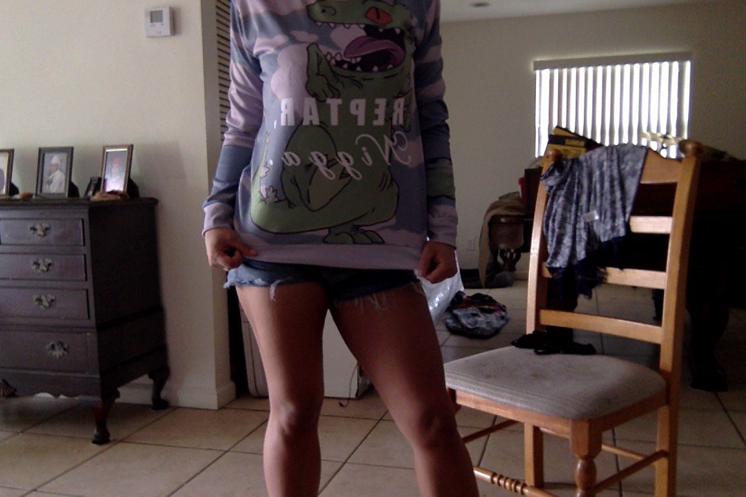 IllicitDaisy's tweet photo. Sweater game on point https://t.co/lYIDtsY3w4