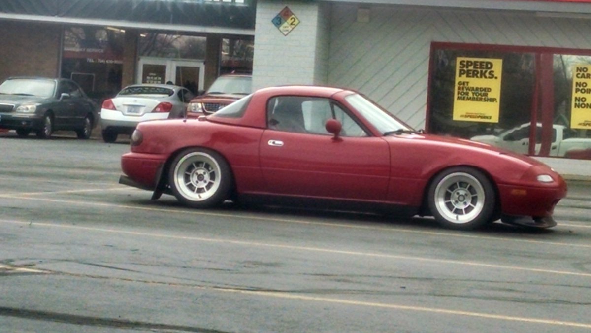 NoRevLimitt's tweet photo. Saw this lil guy by the autozone. Have to say. I bet it's fun to drive #Miata https://t.co/1erPYGXv02