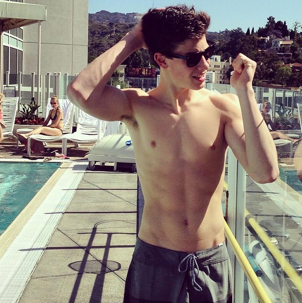thxxmendes's tweet photo. #EuropeNeedsShawnIn2016 @andrewgertler  @ShawnMendes ❤💛💚 https://t.co/ZaJtASS6ld