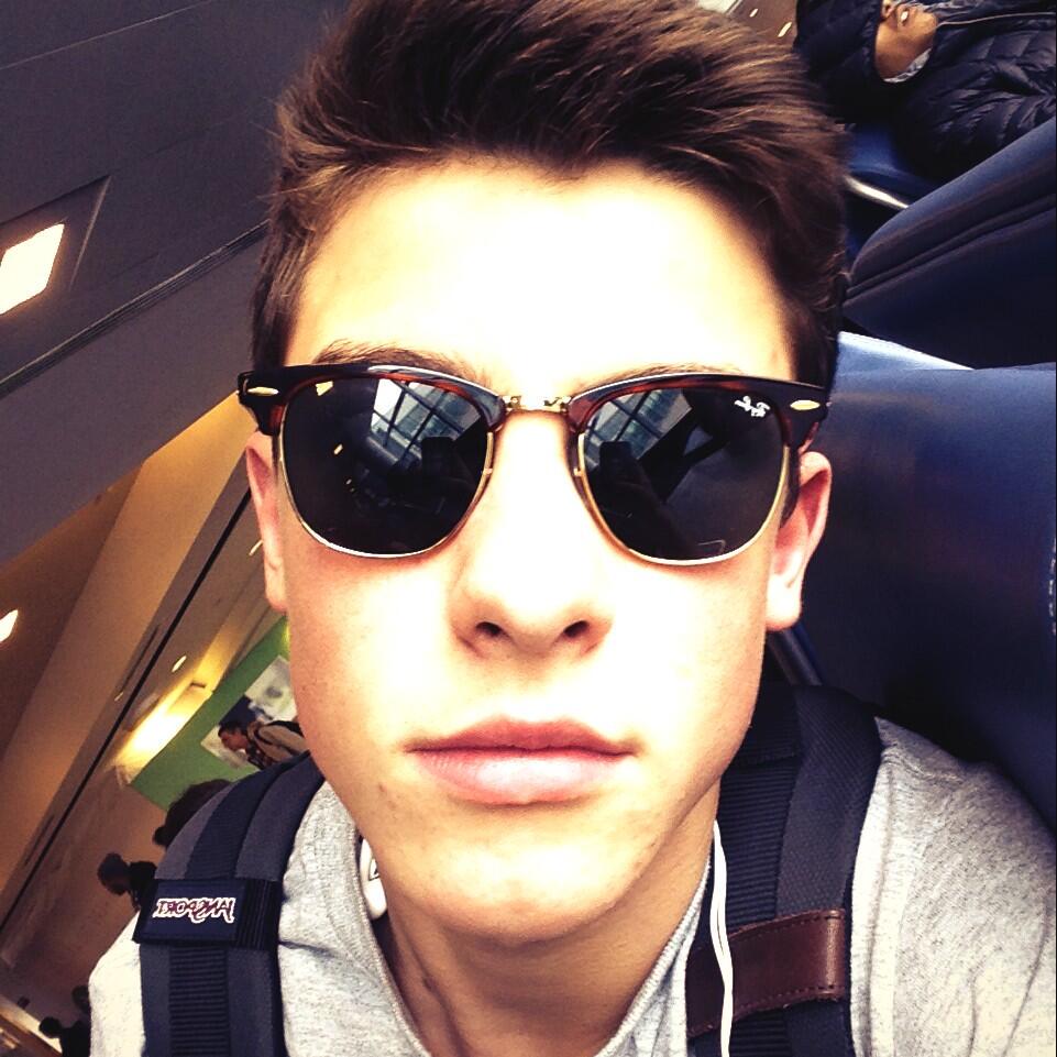 thxxmendes's tweet photo. #EuropeNeedsShawnIn2016 @andrewgertler  @ShawnMendes ❤💛💚 https://t.co/iYPbEuMSWD