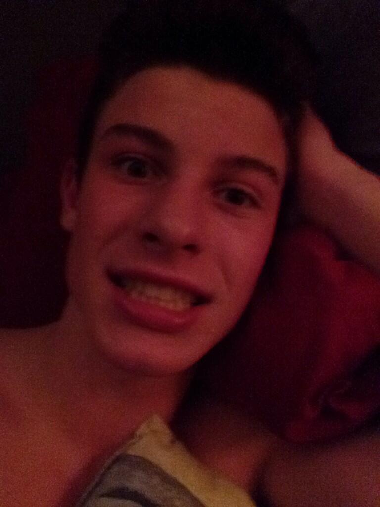 thxxmendes's tweet photo. #EuropeNeedsShawnIn2016 @andrewgertler  @ShawnMendes ❤💛💚 https://t.co/be4SLPUeuO