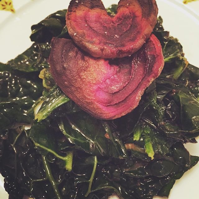 BMcelheney's tweet photo. start the new year off deliciously! Sautéed kale/roasted beet chips!! #: @model_fit_meals https://t.co/9lZTPs7Dgw