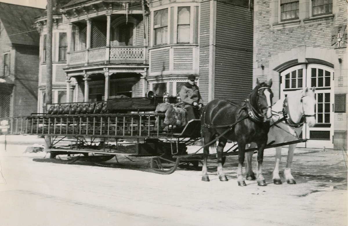 FredFireMuseum's tweet photo. Photo of the #FFD Ladder Sled in the 1930s with driver Hood O'Neill.
#WinterFirefighting https://t.co/ldQg8dtiRf